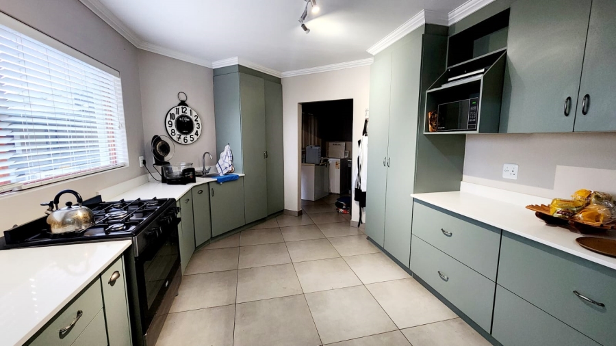 To Let 3 Bedroom Property for Rent in Loerie Park Western Cape